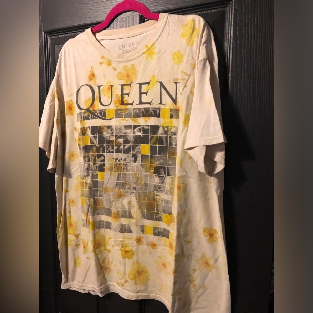 Queen Graphic Tee - Yellow Floral Vintage-Style Men’s Shirt
Distressed look - Picture 4 of 4